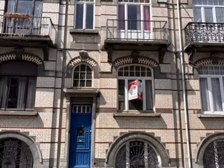maison unifamiliale 255m2 avec cour et balcon à rénover