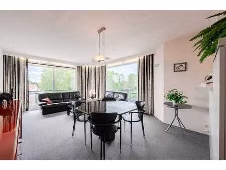 appartement d'angle lumineux avec une chambre et vue dégagée