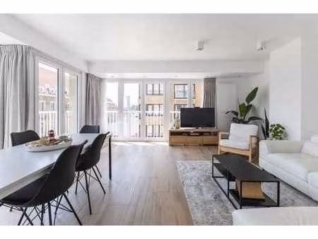 appartement d'angle rénové avec vue partielle sur la mer