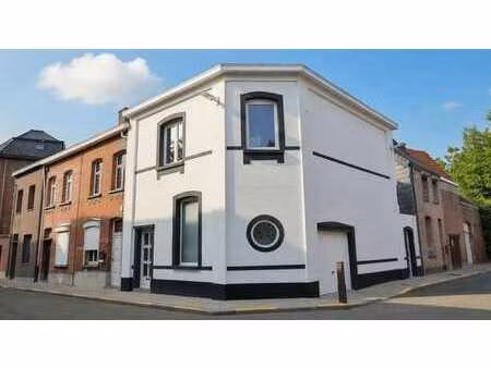 karaktervolle hoekwoning met enorm potentieel in hartje d...
