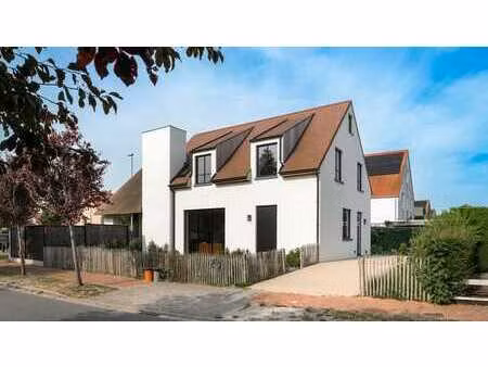 une villa individuelle récemment construite  dotée d'équi...