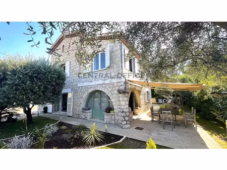maison de luxe à vendre dans le quartier pont du lys-antibes les pins