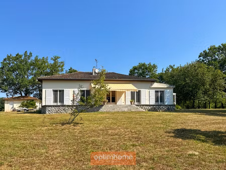 maison rénovée pleine de charme et de caractère sur son parc boisé d'environ 3 hectares