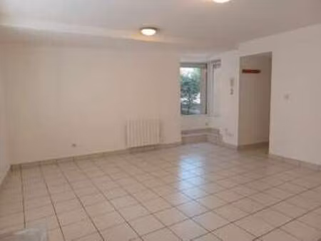 location appartement 3 pièces à la suze-sur-sarthe (72210) : à louer 3 pièces / 55m² la su