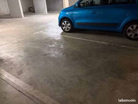 location parking / garage – métro la vache (11 m²)