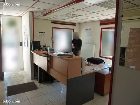 local artisanal entrepôt sécurisé avec bureaux et atelier/entrepôt + terrain clos à tourne