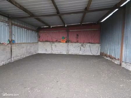 box / garage / local de stockage / dépôt / entrepôt