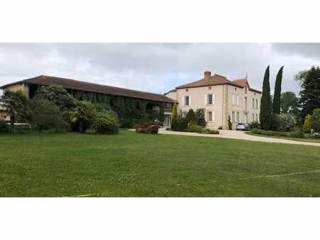 maison avec jardin et terrasse lagarde-hachan (32)