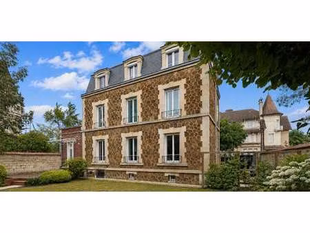 appartement avec terrasse et piscine centre-gare - chantilly (60)
