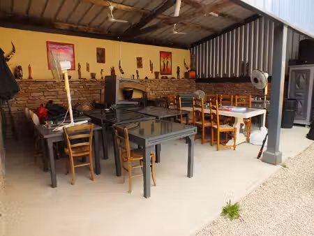 maison en pierre avec commerce restauration