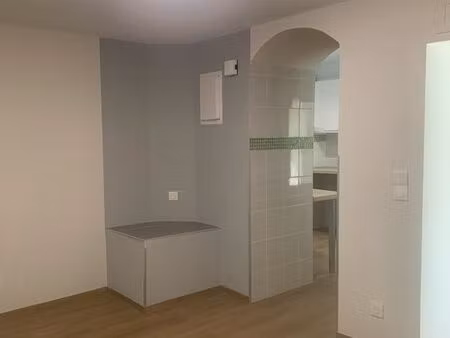 location appartement situé centre ville  commerce à côté place à 50 m pour se gare sur une