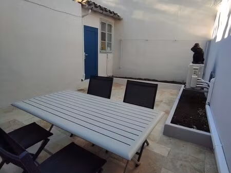 maison de ville totalement rénovée  2 chambres  cour