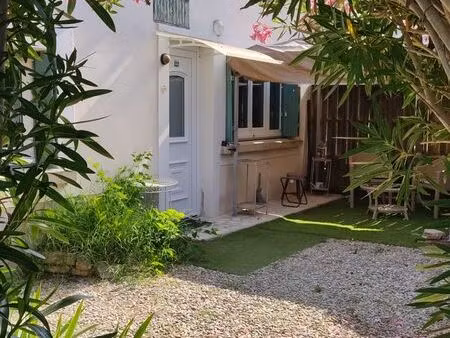 petite maisonnette meublée (côté biocoop)