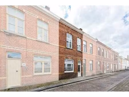 maison sublimement rénovée avec trois chambres et cour à br…