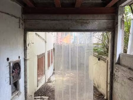 entrepôt avec cave  atelier et garage – environ 130 m²
