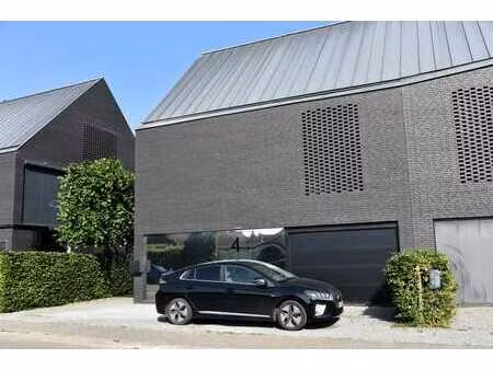 belle maison moderne trois facades en trés bon état