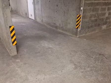 loue emplacement de parking couvert et sécurisé