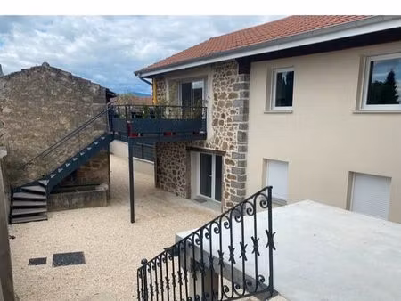 a louer - maison de village t4 de 100m2 avec terasse  garage  climatisation et cave