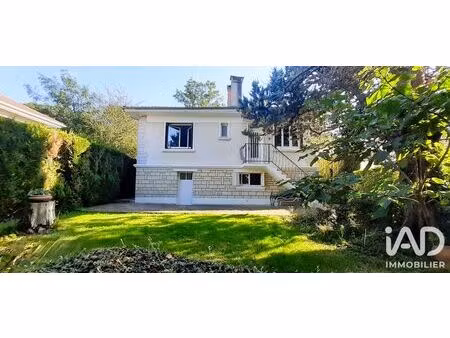 maison traditionnelle à noiseau (94880)