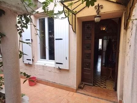 charmante maison en pierre au cœur du village – beaux volumes et fort potentiel