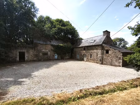 morbihan  le croisty  manoir d'origine du xvie siècle  partiellement rénové  sur un terrai