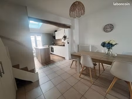 a louer maison de ville meublée avec 2 chambres à la bussatte