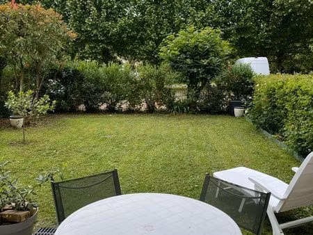loue à l’année très beau t2 avec jardin et parking privatifs