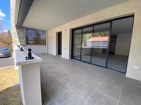 location appartement 3 pièces 62 m² à eyguières (13430)  950 €