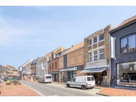 spacieuse propriété commerciale avec appartement et de nombr