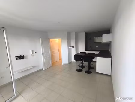 t2 de 48 m² en rez de jardin  terrasse et 2 parkings-roques-700 / mois