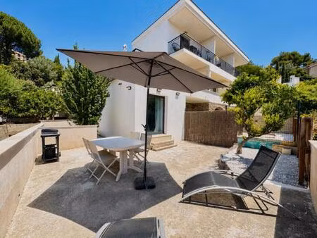 studio rénové avec terrasse à vendre- proche plage et centre-ville du lavandou