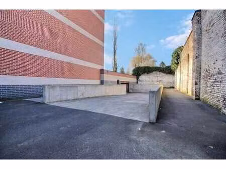 un emplacement de parking couvert à vendre
