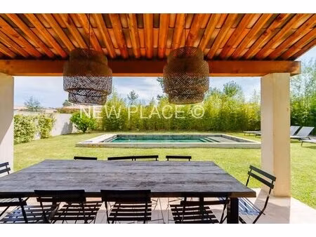 belle villa récente de 4 chambres avec piscine