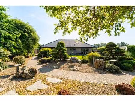 villa avec magnifique jardin dans un environnement calme