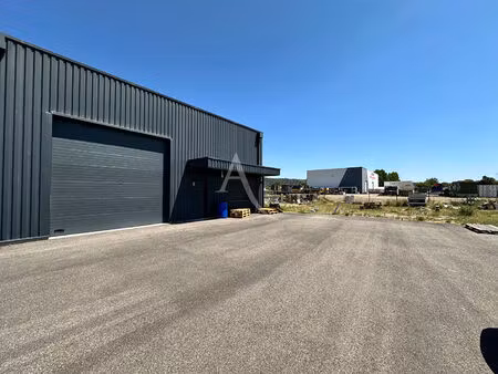 local commercial de 175m2 avec exterieur de 200m2 et parking terrain cloture et securise a