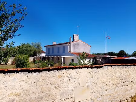 maison rénovée de 3 chambres avec jardin  garage et atelier aux portes de jonzac