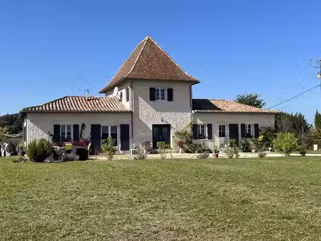 une maison moderne et élégante avec une vue imprenable
