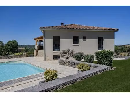 villa d'architecte à la conception originale avec piscine  vue sur le ségala  15 minutes d