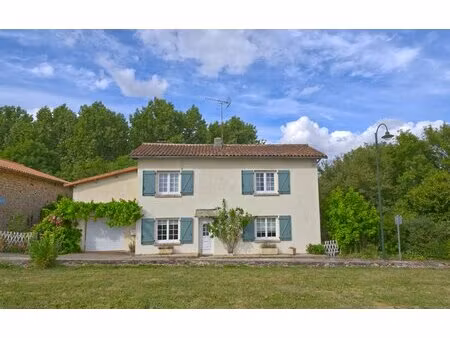 maison de village à finir de rénover avec accès privatif à la rivière  au cœur d'un charma