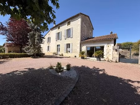 coup de cœur : maison en pierre pleine de charme au cœur de verteuil-sur-charente