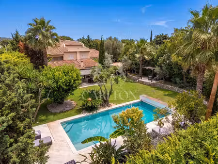 exclusivite antibes – villa avec piscine dans un environnement résidentiel préservé