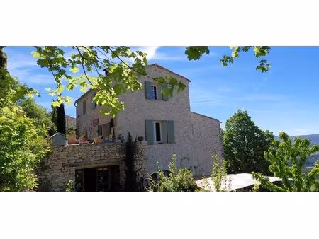 exceptionnelle maison et son jardin sous les remparts d'un château médiéval
