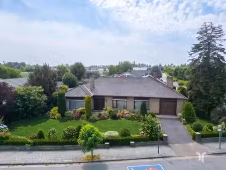laagbouwvilla met veel potentieel en prachtige tuin op een centrale ligging.
