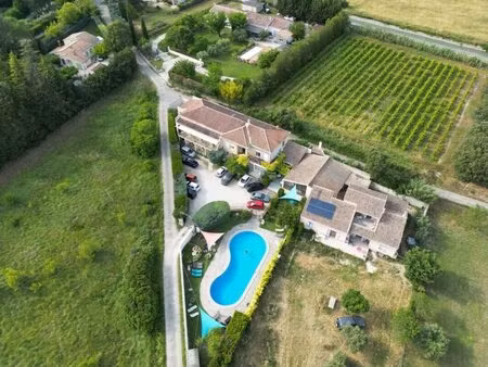 murs et fond d'un hôtel de 15 chambres à saumane de vaucluse