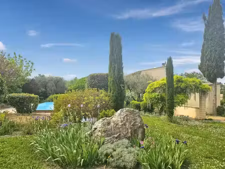 uzes: maison sur grand jardin 3300 m² constructible