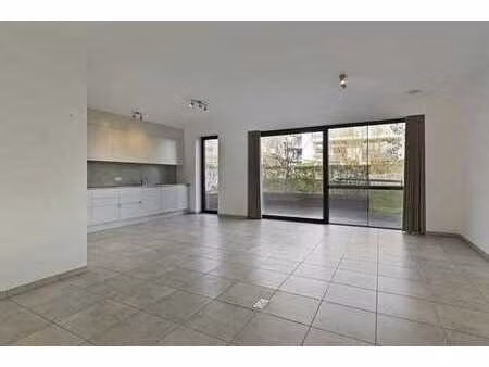 appartement au rez-de-chaussée avec terrasse spacieuse à ven