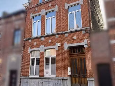 spacieuse maison d’environ 250 m² habitables séduira les ama