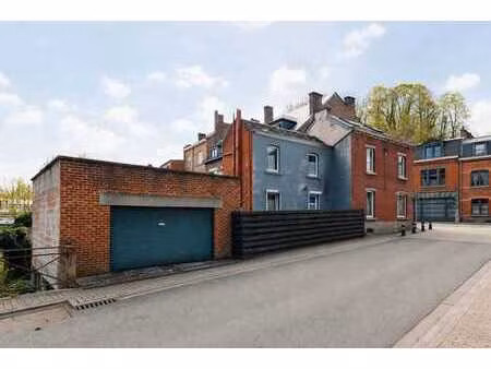 maison de ville avec double garage et espace extérieur