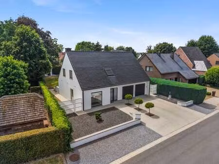volledig gerenoveerde open bebouwing met dubbele garage e...