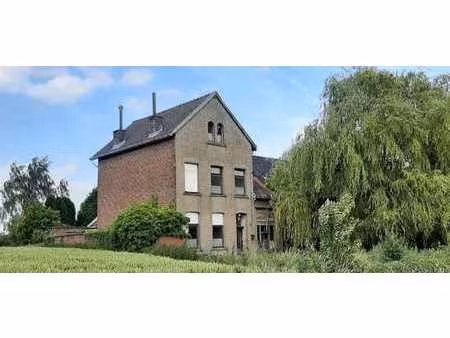 grande et haute maison avec une ancienne école attenante et